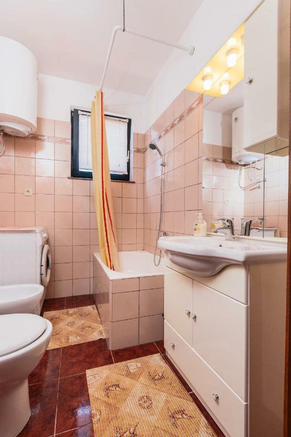 Andela Apartment Pula Buitenkant foto